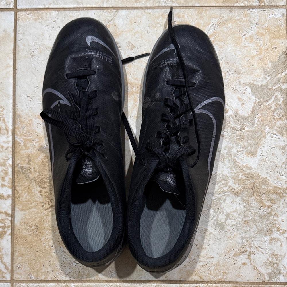 Nike Men's Black and Gray Athletic Shoes
